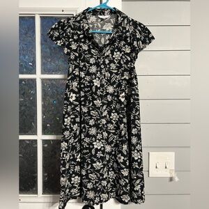 Time and Tru Black and White Floral Shift Dress